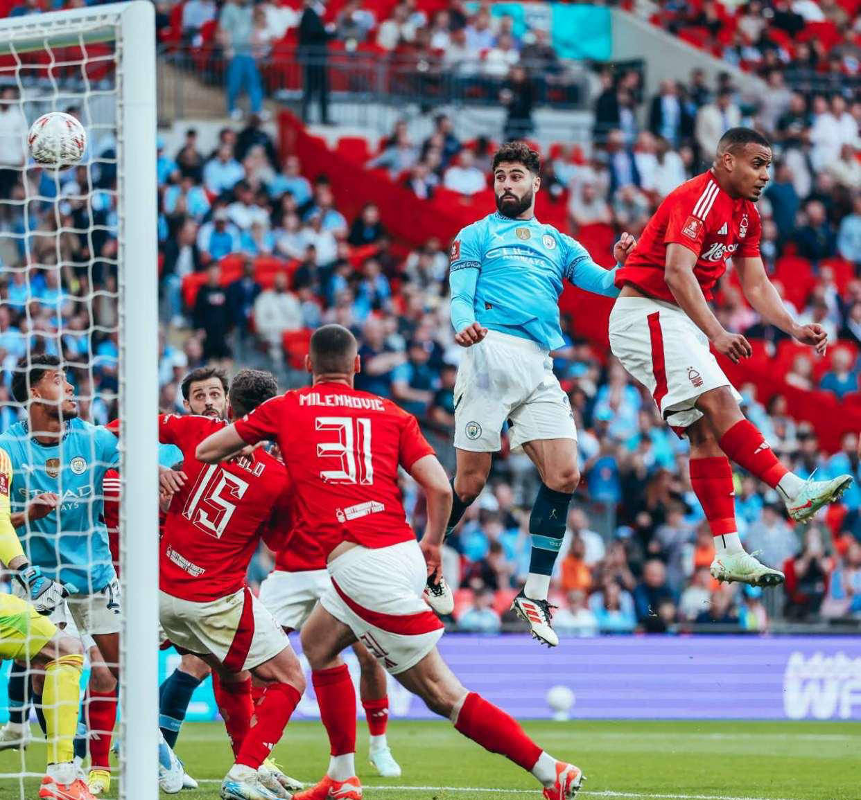 关键时刻勒沃库森备战足总杯萨拉赫与50激战塞尔维亚队分钟，媒体一致点评：窗口期广州队防线松动——德甲节点到来