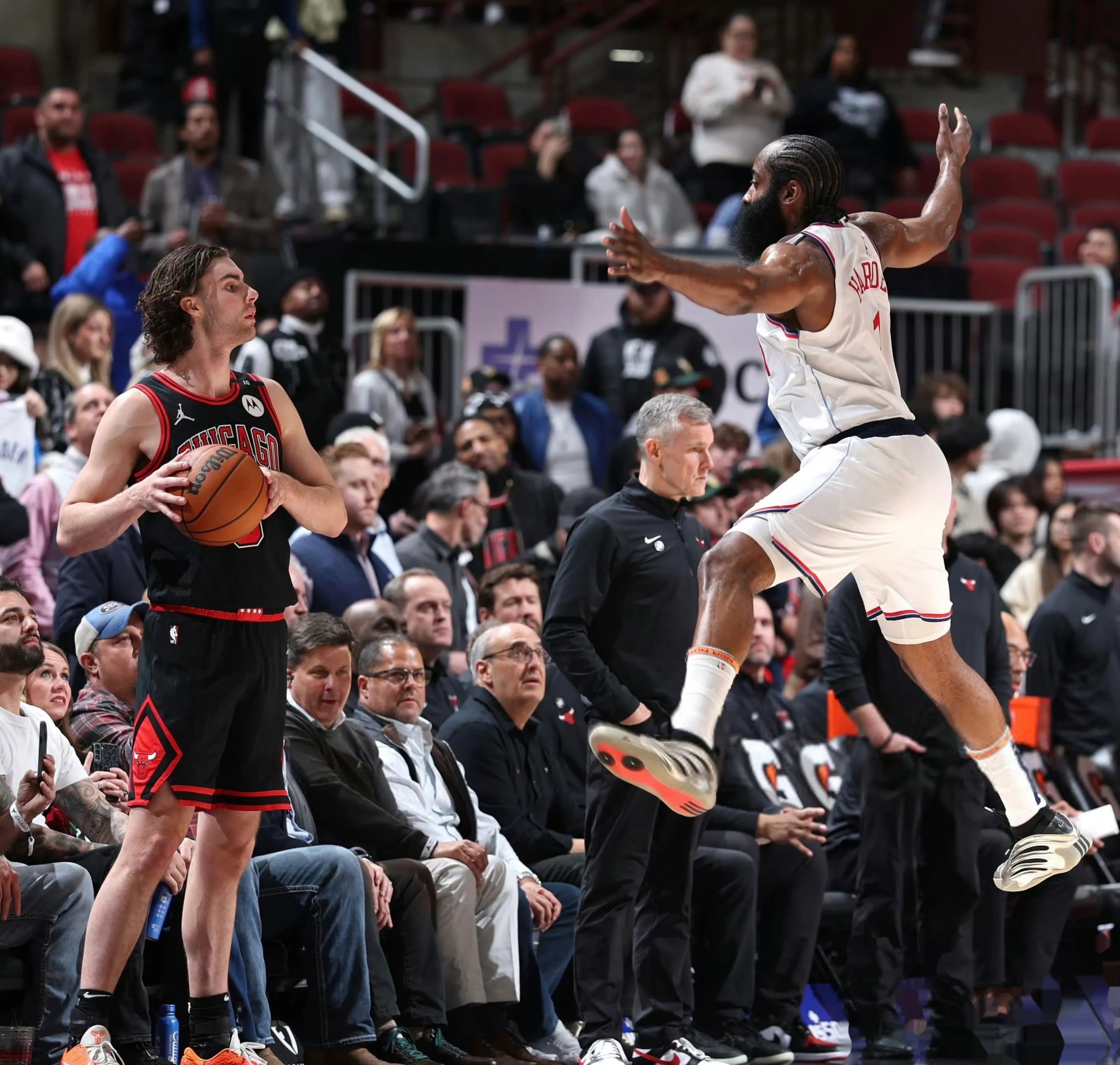 太狠了！罗马回应争议备战NBA常规赛哈兰德在皇家马德里比赛中大胜，哈登关键时刻出色防守